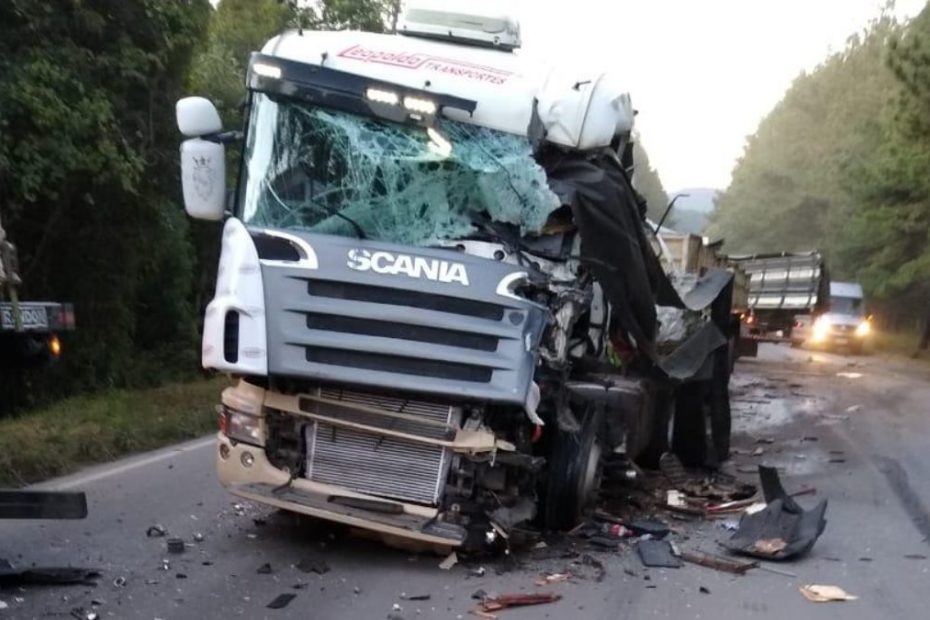 Caminhoneiro de 62 anos morre em engavetamento entre 3 caminhões