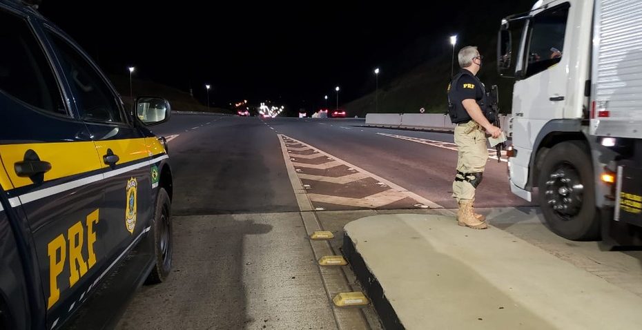 Caminhoneiro é preso com CNH falsa na Fernão Dias, em Bragança Paulista