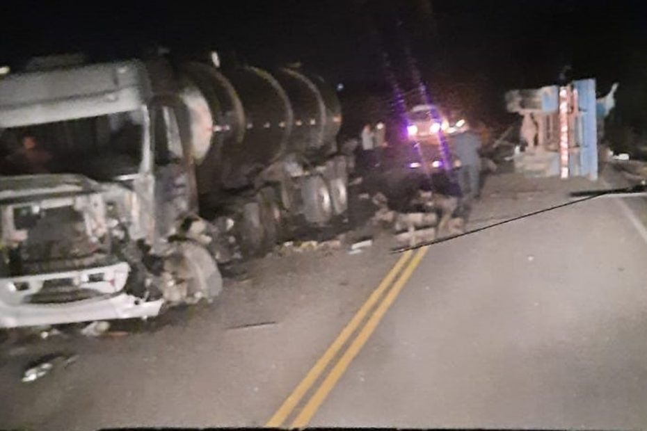 Acidente entre caminhões na PE-53 deixa um dos motoristas preso às ferragens e ele morre na rodovia