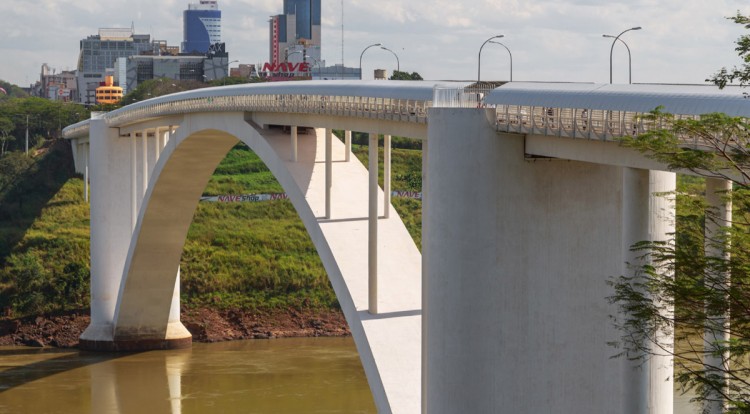 Caminhoneiros relatam assaltos no Paraguai durante espera para atravessar Ponte da Amizade