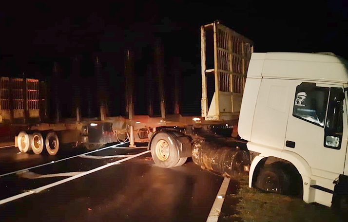 Caminhoneiro bebe após brigar com a esposa e sofre acidente