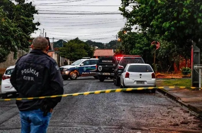 Vítima de falso frete, caminhoneiro segura na arma e atira em assaltante salvando sua vida