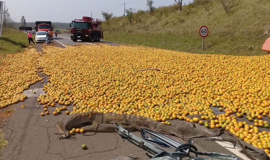 Batida entre carro e caminhão deixa feridos e espalha carga de laranja em rodovia de Itatinga — Foto: Arquivo pessoal