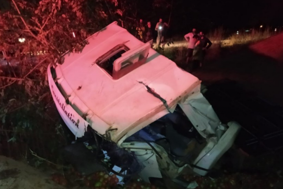 Motorista de caminhão carregado de verduras morre em capotagem no interior do Ceará; dois ficam feridos