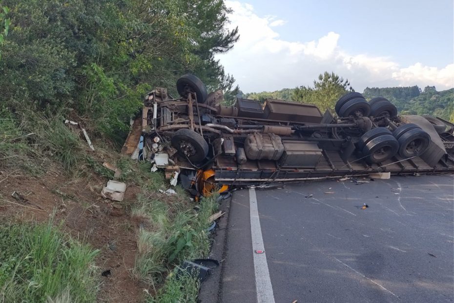 Caminhão e carreta batem na BR-282 em Catanduvas e carga de betoneiras fica na pista