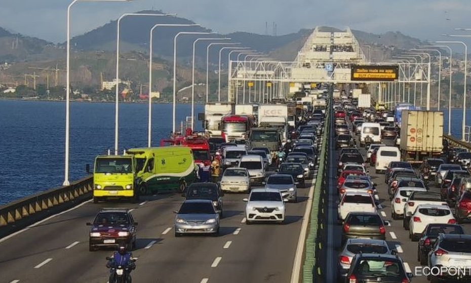 Acidente com caminhão e nove carros causa congestionamento na Ponte Rio-Niterói