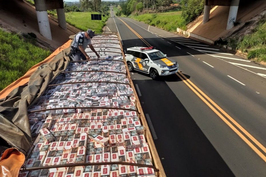 Caminhoneiro é preso ao ser flagrado com cerca de 700 caixas de cigarros contrabandeados em Araçatuba