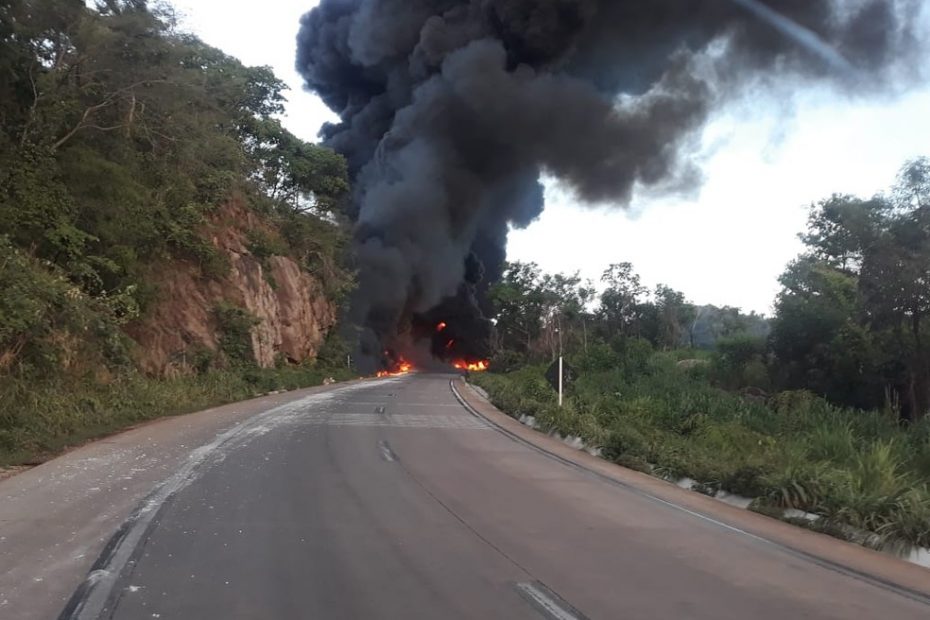 Caminhão-tanque com combustível explode após acidente e motorista morre carbonizado em MT